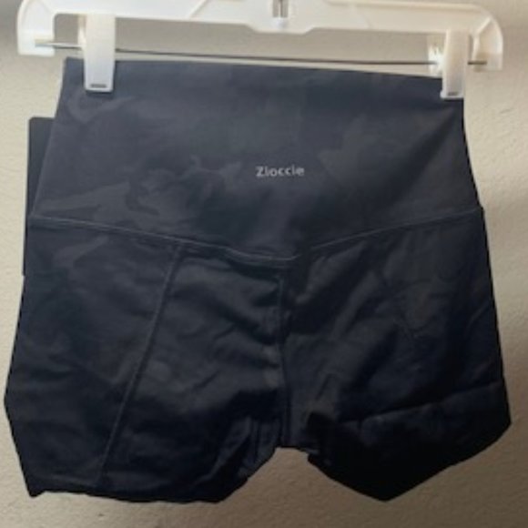 Zioccie Women's Black/Gray Camo Compression Yoga Legging Shorts M NWT - Picture 2 of 9